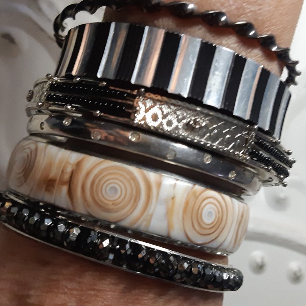 6 Bracelet bangles 25